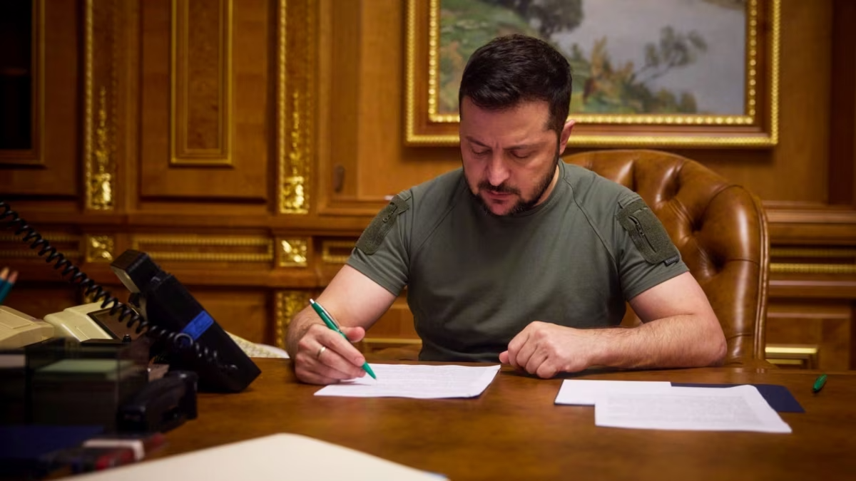 Обкладинка новини Президент підписав закон, що звужує відкритий доступ до реєстрів нерухомості