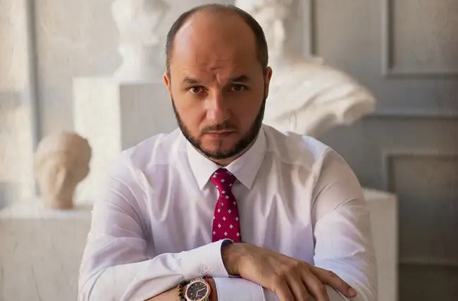Обкладинка новини Як чинний депутат з Одеси опинився в рф і отримав там громадянство: розслідування "Слідства.Інфо"