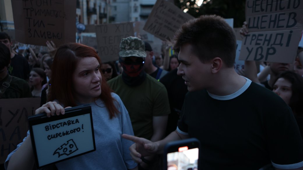 Обкладинка новини Парадокс: Безугла на мітингу проти закону про НАБУ і САП, який сама підтримала Обкладинка новини Парадокс: Безугла на мітингу проти закону про НАБУ і САП, який сама підтримала