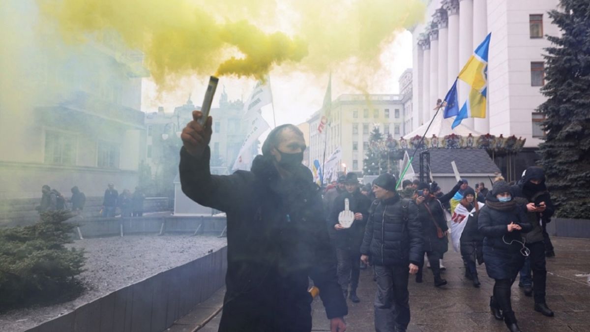 Обкладинка новини Законопроєкт "Слуги народу": нові методи придушення протестів – зброя та дрони Обкладинка новини Законопроєкт "Слуги народу": нові методи придушення протестів – зброя та дрони