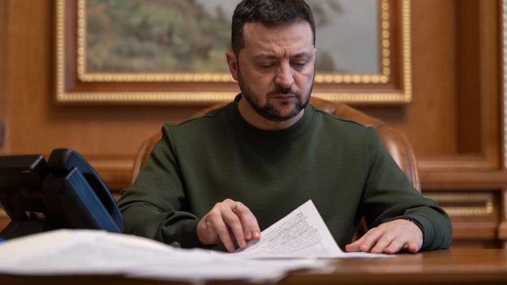 Обкладинка новини Зеленський підписав закон про 15 млн гривень родинам загиблих цивільних