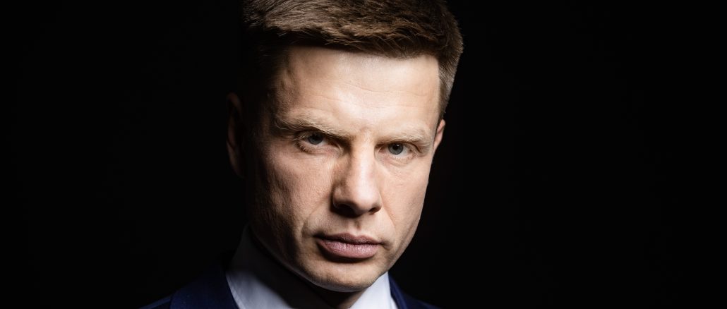 Обкладинка новини Олексій Гончаренко спростував запуск мерчу з капцями, але власну брендовану продукцію таки має