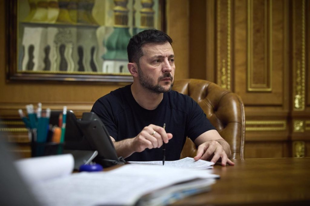 Обкладинка новини Зеленський ввів санкції проти депутатів-втікачів Дмитрука та Онищенка