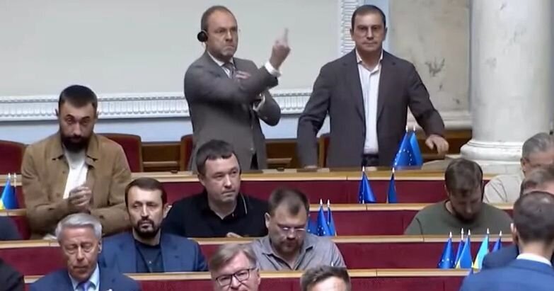 Обкладинка новини Скандал у Раді: "ЄС" вимагає покарання для Власенка за непристойний жест