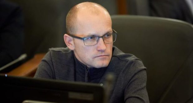 Обкладинка новини Олександр Аліксійчук відповів на закиди щодо порушень з боку фірми його дружини Обкладинка новини Олександр Аліксійчук відповів на закиди щодо порушень з боку фірми його дружини