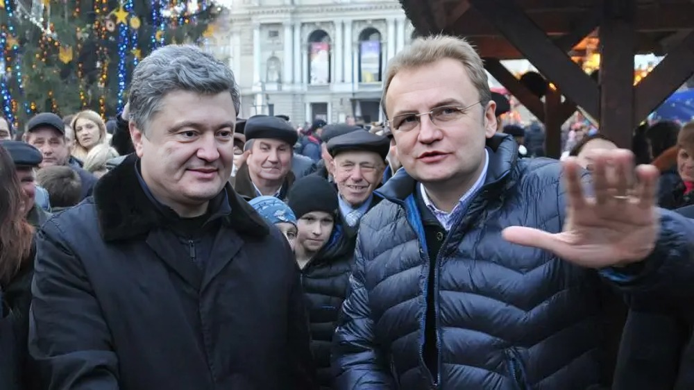 Обкладинка новини "Ганьба" чи "не соромно": Порошенко і Садовий посперечались через музей Шухевича у Львові