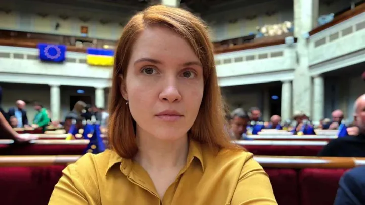 Обкладинка новини Нардепка Безугла планує піти до суду через рішення про її відсторонення в Раді Обкладинка новини Нардепка Безугла планує піти до суду через рішення про її відсторонення в Раді