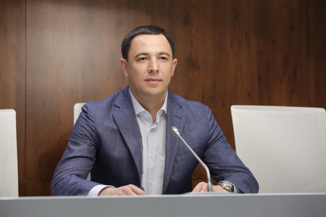 Обкладинка новини Суд зняв е-браслет і скасував домашній арешт заступнику мера Києва Прокопіву