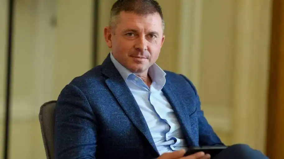Обкладинка новини ЗМІ: компанія 90-річної матері нардепа Молотка заробляла на постачанні матеріалів для фортифікацій на Сумщині