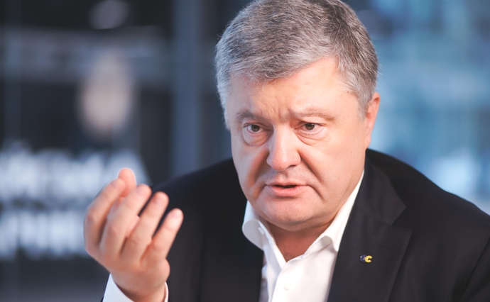 Обкладинка новини Порошенко: Україна не повинна допустити диктатуру, а Трамп не довіряє Путіну
